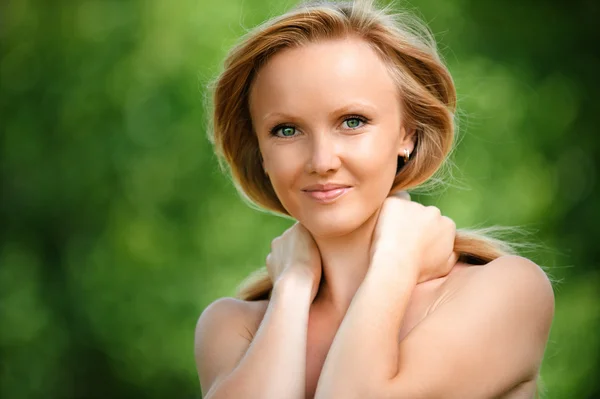 Ritratto di giovane bella donna dai capelli biondi — Foto Stock