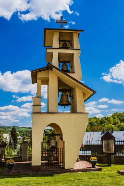 Campanile. kosciol parafialny w niebylcu-podkarpackie — Stockfoto