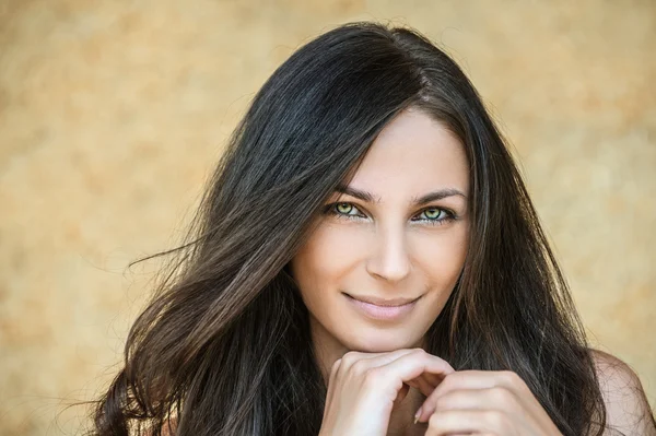 Portrait of young attractive smiling woman — Stock Photo, Image