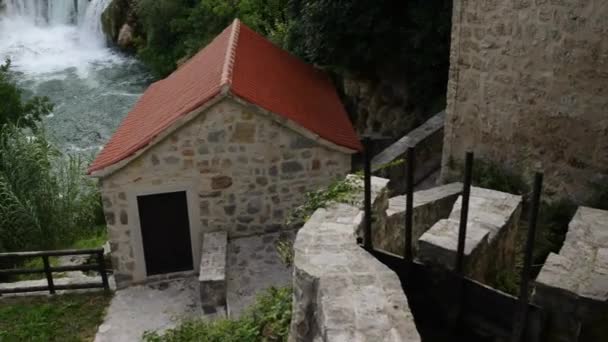 Stone oude huis van het nationale Park Krka is één van de Croatian — Stockvideo