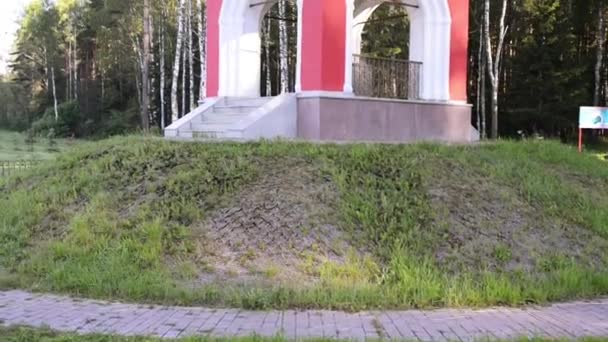 Kapel op de bronsite van Moskou rivier — Stockvideo