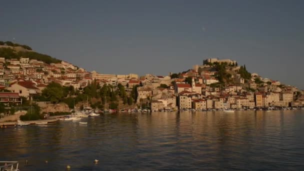 Sibenik is een historische stad in Kroatië — Stockvideo