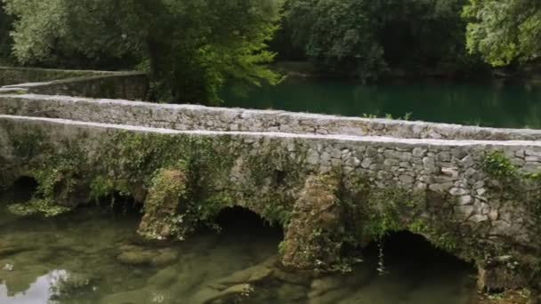 Antigua casa de piedra del Parque Nacional Krka es uno de los croatas — Vídeo de stock