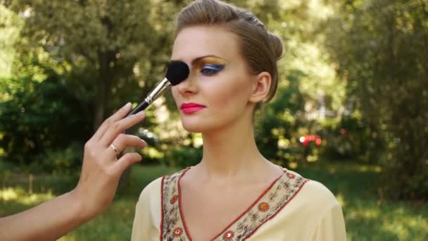 Woman puts on face powder brush — Stock Video