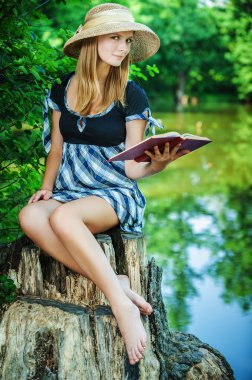 Kitaplı Genç Kadın