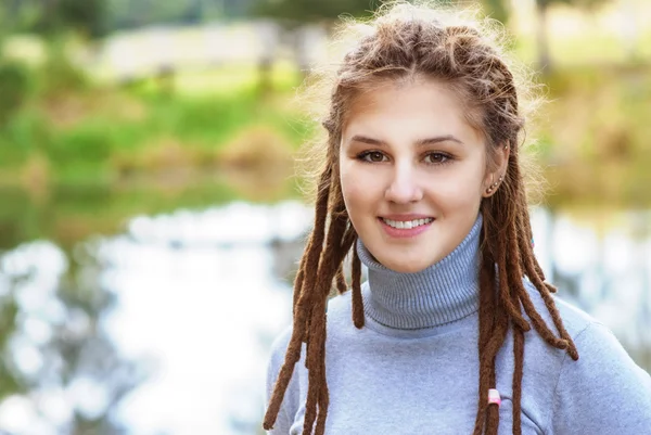 Bella ragazza con dreadlocks — Foto Stock