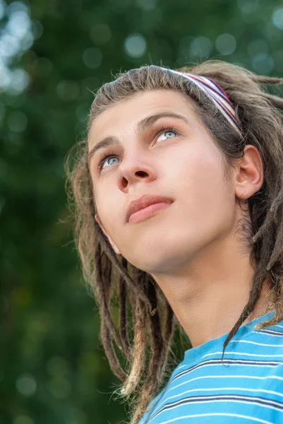 Jovem com dreadlocks — Fotografia de Stock