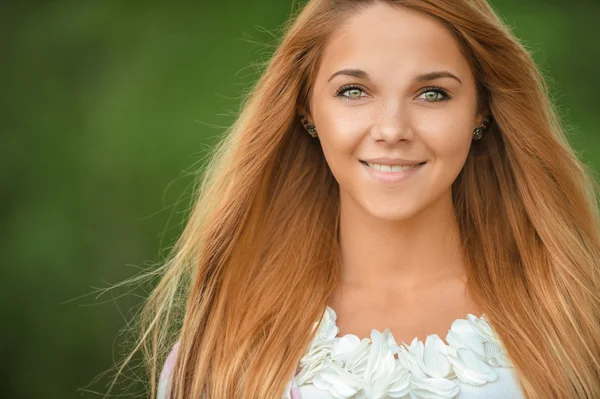 Bela sorrindo jovem mulher — Fotografia de Stock