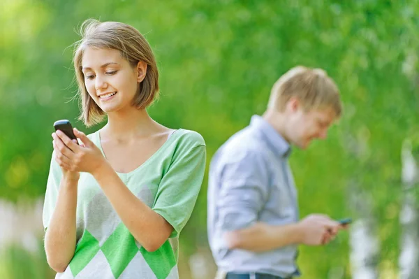 Mujer joven y hombre con teléfono — Foto de Stock