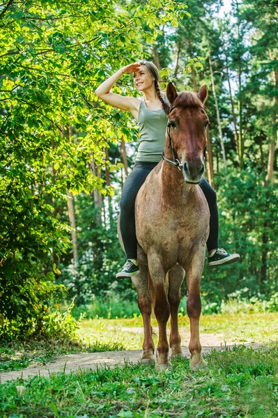 Hermosa joven a caballo — Foto de Stock