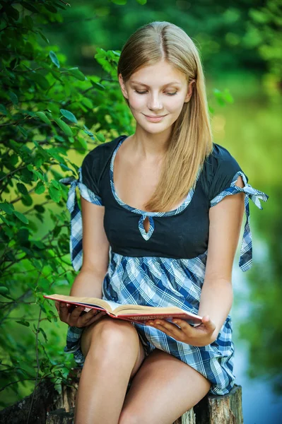 Mujer joven con libro — Foto de Stock