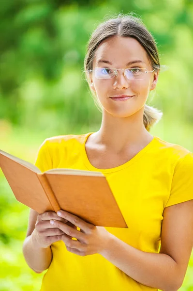 Dark-haired mooie jonge vrouw met boek — Stockfoto