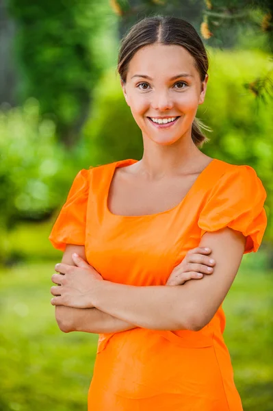 Junge Frau in oranger Bluse — Stockfoto