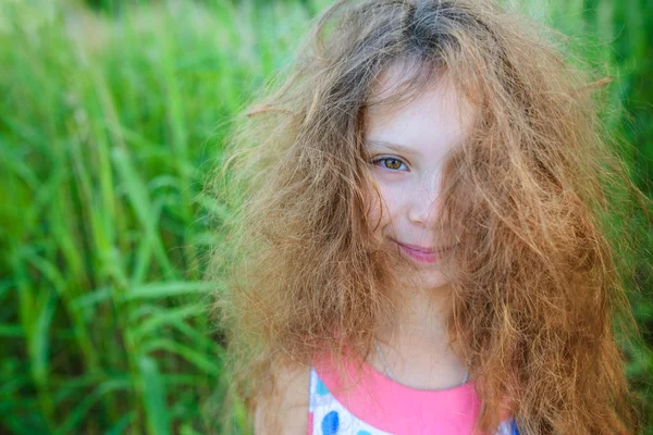 Liten vacker flicka med lockigt hår — Stockfoto