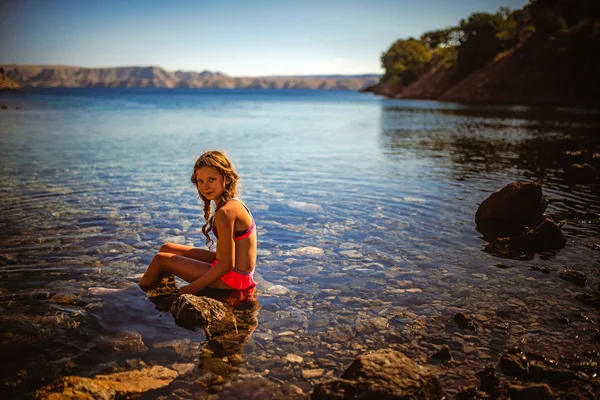 Piccola bella ragazza vicino alla spiaggia del Mare Adriatico . — Foto Stock