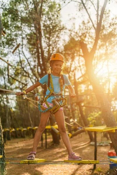 Fille escalade dans le parc d'aventure — Photo