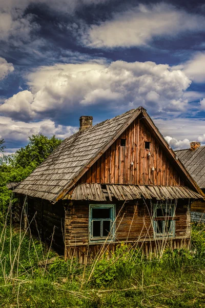 Casa de madeira velha na aldeia — Fotografia de Stock
