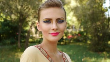 portre sevimli mütevazı genç kadın