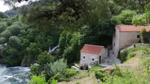 Stone gamle hus Krka National Park er en af kroatiske – Stock-video