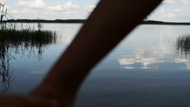 Dos hermanitas en la playa del río — Vídeo de stock