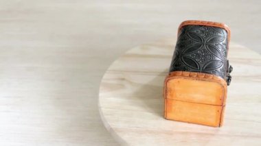 küçük bir ahşap kutu