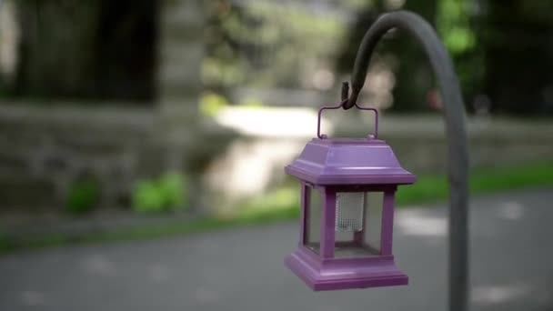 Розовый металлический фонарь — стоковое видео
