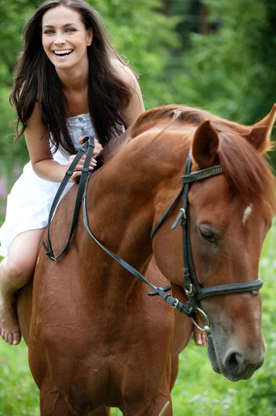 Vacker kvinna ridning häst — Stockfoto