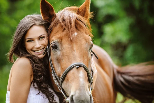 Ritratto di giovane donna sorridente con cavallo — Foto Stock