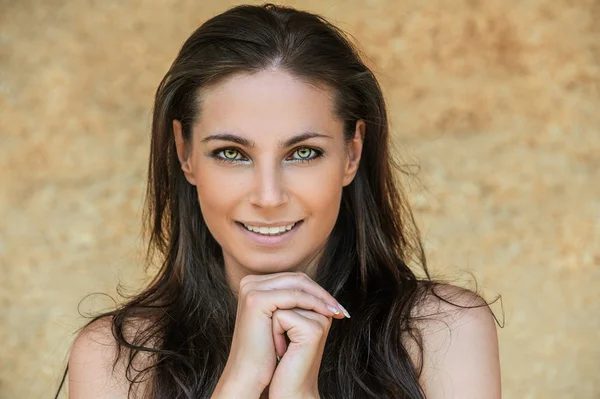 Retrato de una hermosa joven sonriente — Foto de Stock