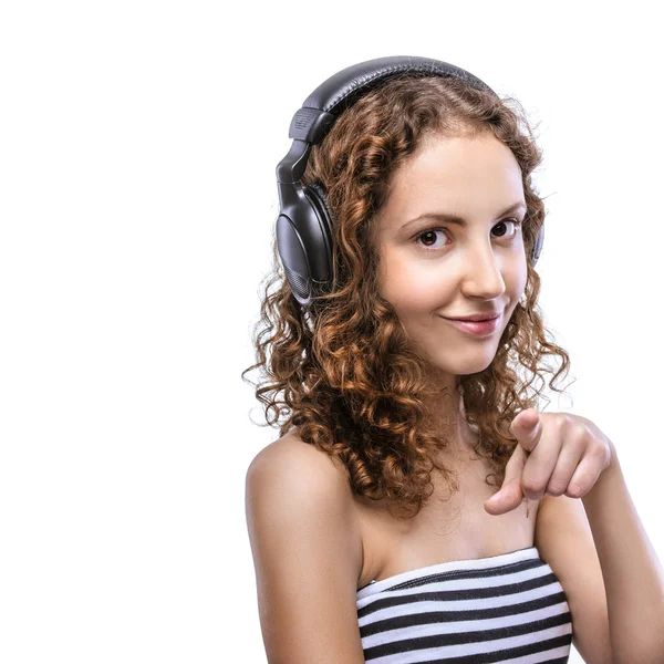 Ung kvinna i randig väst med hörlurar — Stockfoto