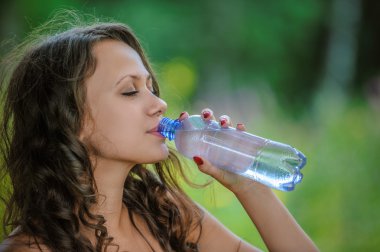 su içme kadın portresi