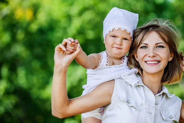 Junge schöne glückliche Frau spielt kleines Mädchen — Stockfoto