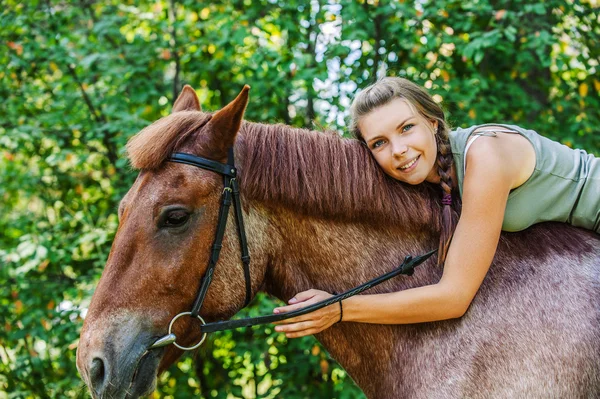 Jovem bela mulher monta cavalo — Fotografia de Stock