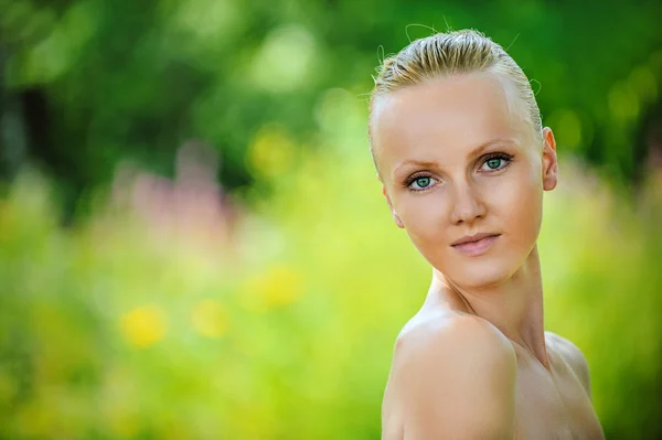 Portret van vrij jonge vrouw — Stockfoto