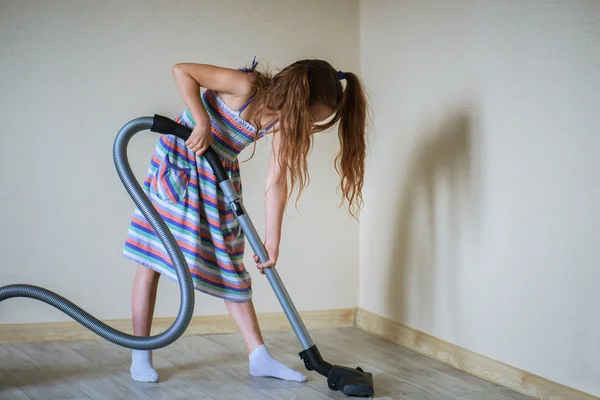 Kleines Mädchen mit Staubsauger — Stockfoto