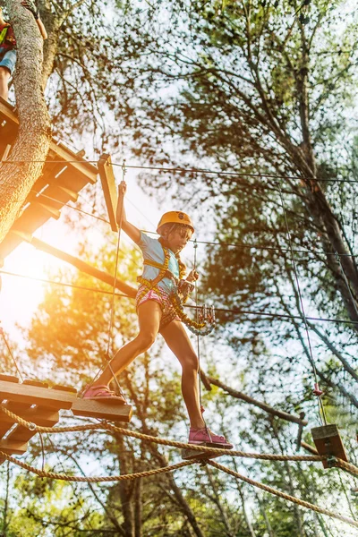 Meisje klimmen in avonturenpark — Stockfoto