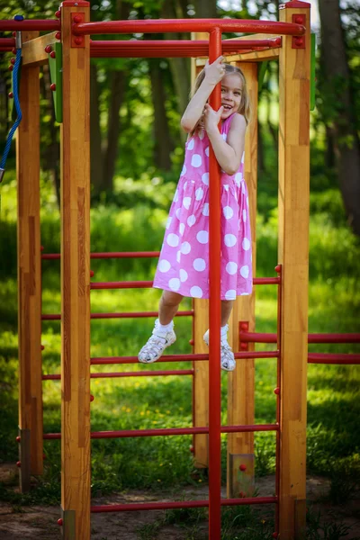 Petite fille à aire de jeux — Photo