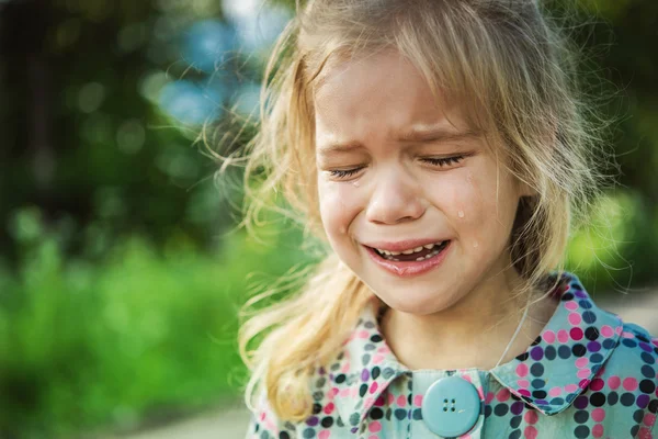 Trauriges kleines Mädchen weint — Stockfoto