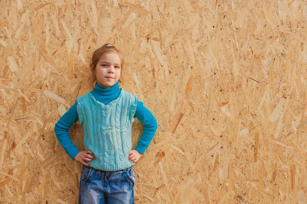 Маленькая девочка в голубом свитере смеется — стоковое фото