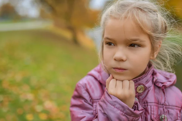 Petite fille en manteau demi-saison — Photo