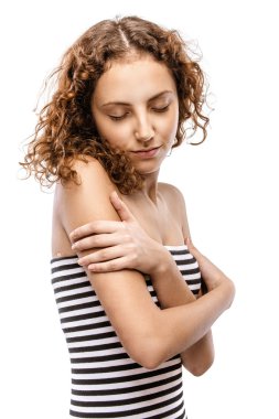 Gözleri kapalı güzel bir kadın.