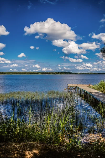 Kleine houten brug op meer — Stockfoto