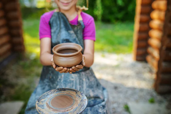 Meisje met pot — Stockfoto