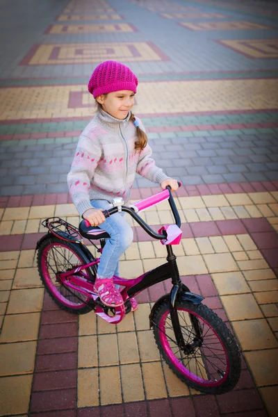 Mała dziewczynka jazda na rowerze — Zdjęcie stockowe