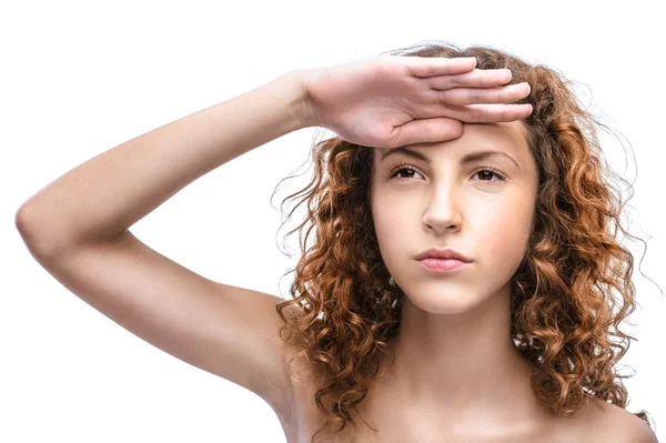 Jovem mulher olha para cima — Fotografia de Stock