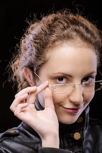 Giovane donna riccia in giacca e occhiali da sole — Foto Stock