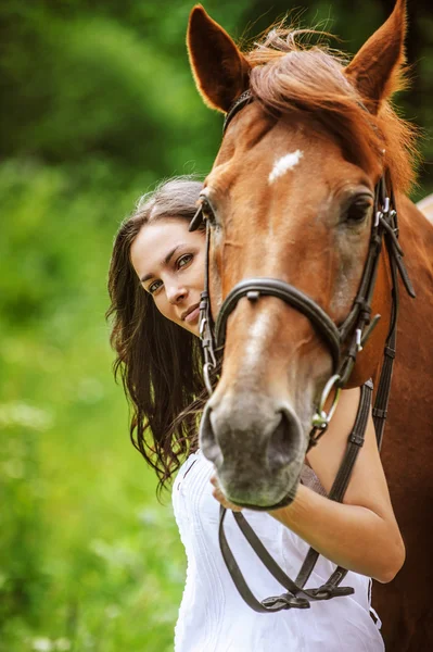 Retrato de mujer joven y hermosa con caballo — Foto de Stock