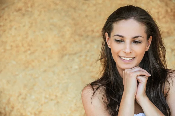 Portret van een mooie glimlachende jonge vrouw — Stockfoto