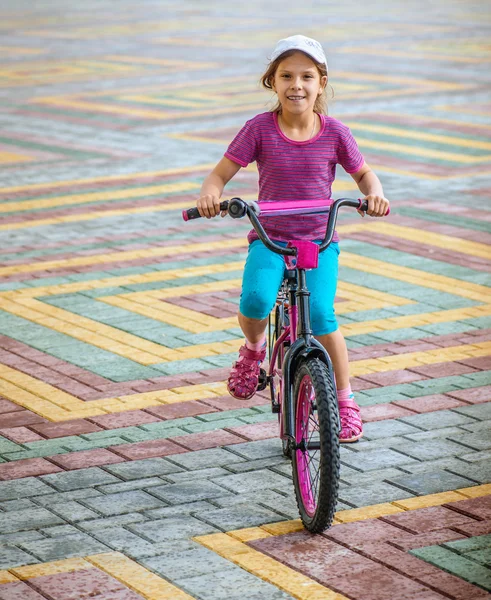 Liten flicka ridning cykel — Stockfoto