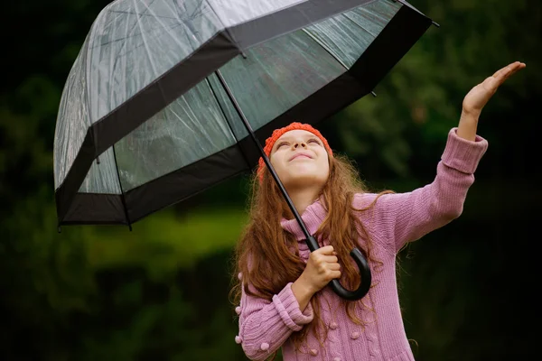Little girl in umbrella — Stock Photo, Image